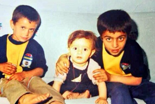 Аднан Коч в детстве с братьями фото