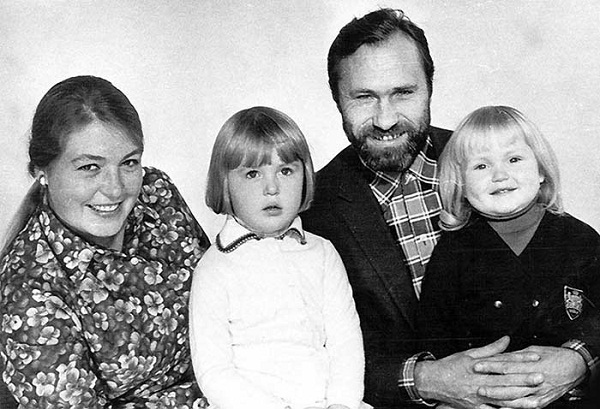 Мария Шукшина в детские годы с сестрой, отцом и матерью