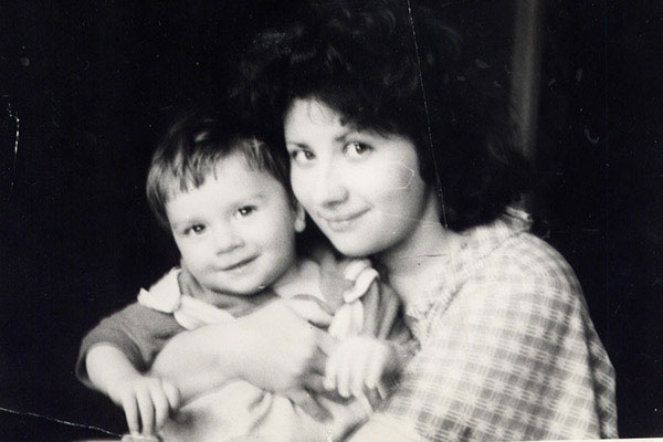 Сергей Лазарев в детстве с мамой фото