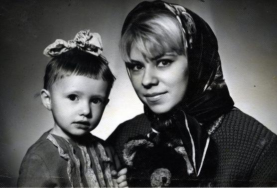Елена Воробей в детстве с мамой фото