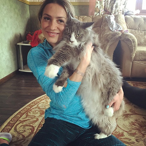 Наталья Луговских со своим котом.