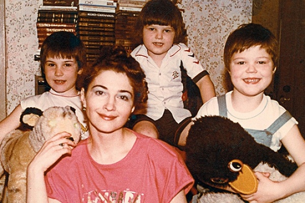 Данила Козловский в детстве (справа) с семьей: мамой Надеждой и братьями Егором и Иваном фото