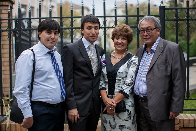 Дмитрий Абзалов с родителями и братом