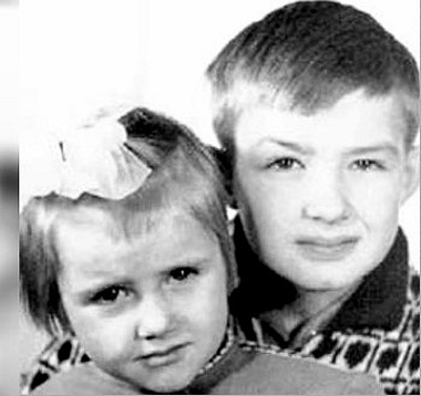 Ирина Розанова в детстве с братом